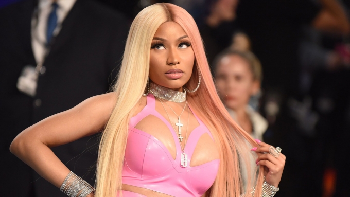 People Nicki Minaj se retrouve nue sur scène après un incident